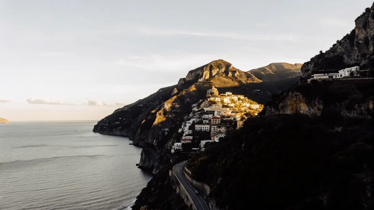 Kolorītas mājas Vernazzas ciemā Cinque Terre un Amalfi piekrastes terases uz jūras fona Kolorītas mājas Vernazzas ciemā Cinque Terre un Amalfi piekrastes terases uz jūras fona