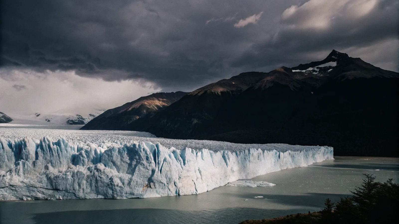 Perito Moreno ledājs Patagonijā ar ziliem ledus blokiem un kalnu fonu Perito Moreno ledājs Patagonijā ar ziliem ledus blokiem un kalnu fonu