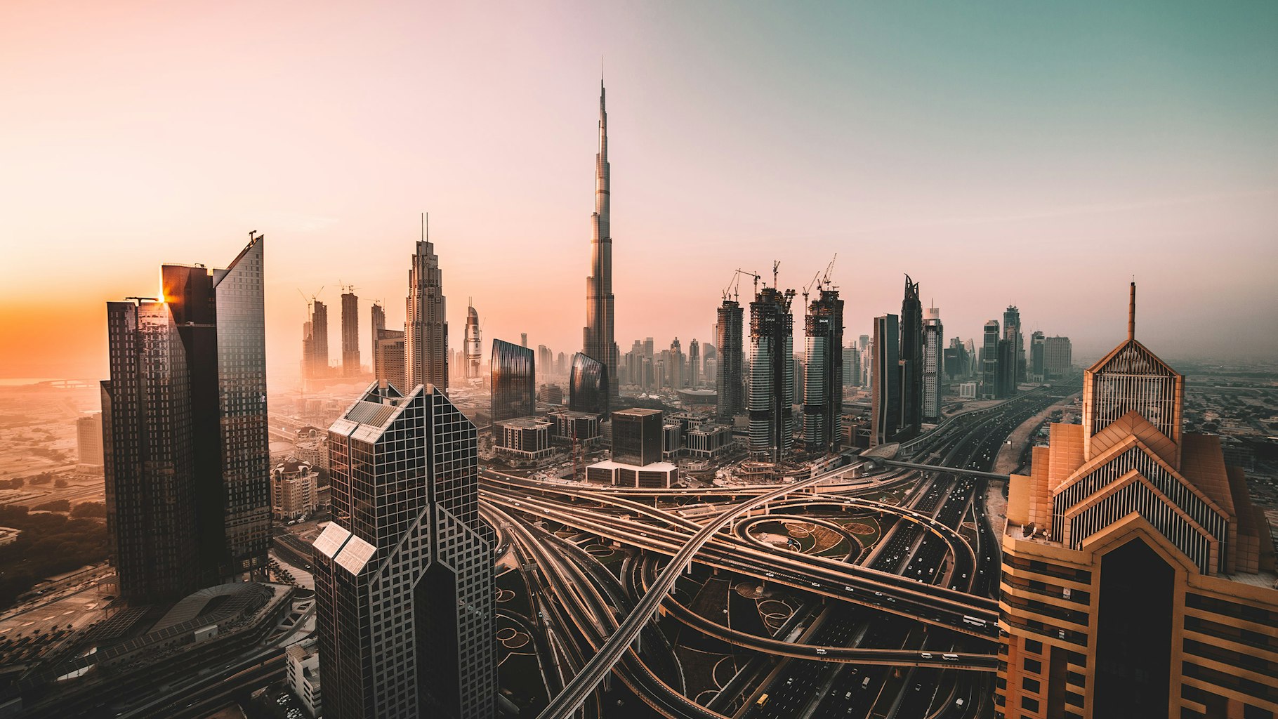 Dubaijas panorāma ar Burj Khalifa debesskrāpi un Persijas līča piekrasti Dubaijas panorāma ar Burj Khalifa debesskrāpi un Persijas līča piekrasti