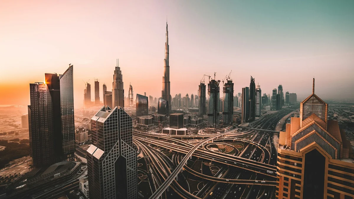 Dubaijas panorāma ar Burj Khalifa debesskrāpi un Persijas līča piekrasti Dubaijas panorāma ar Burj Khalifa debesskrāpi un Persijas līča piekrasti