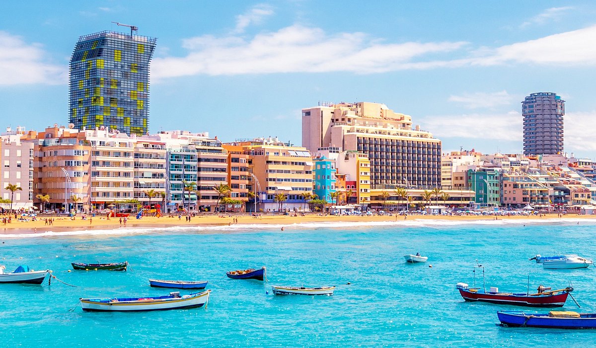 Maspalomas smilšu kāpas Grankanārijā ar okeānu fonā Maspalomas smilšu kāpas Grankanārijā ar okeānu fonā