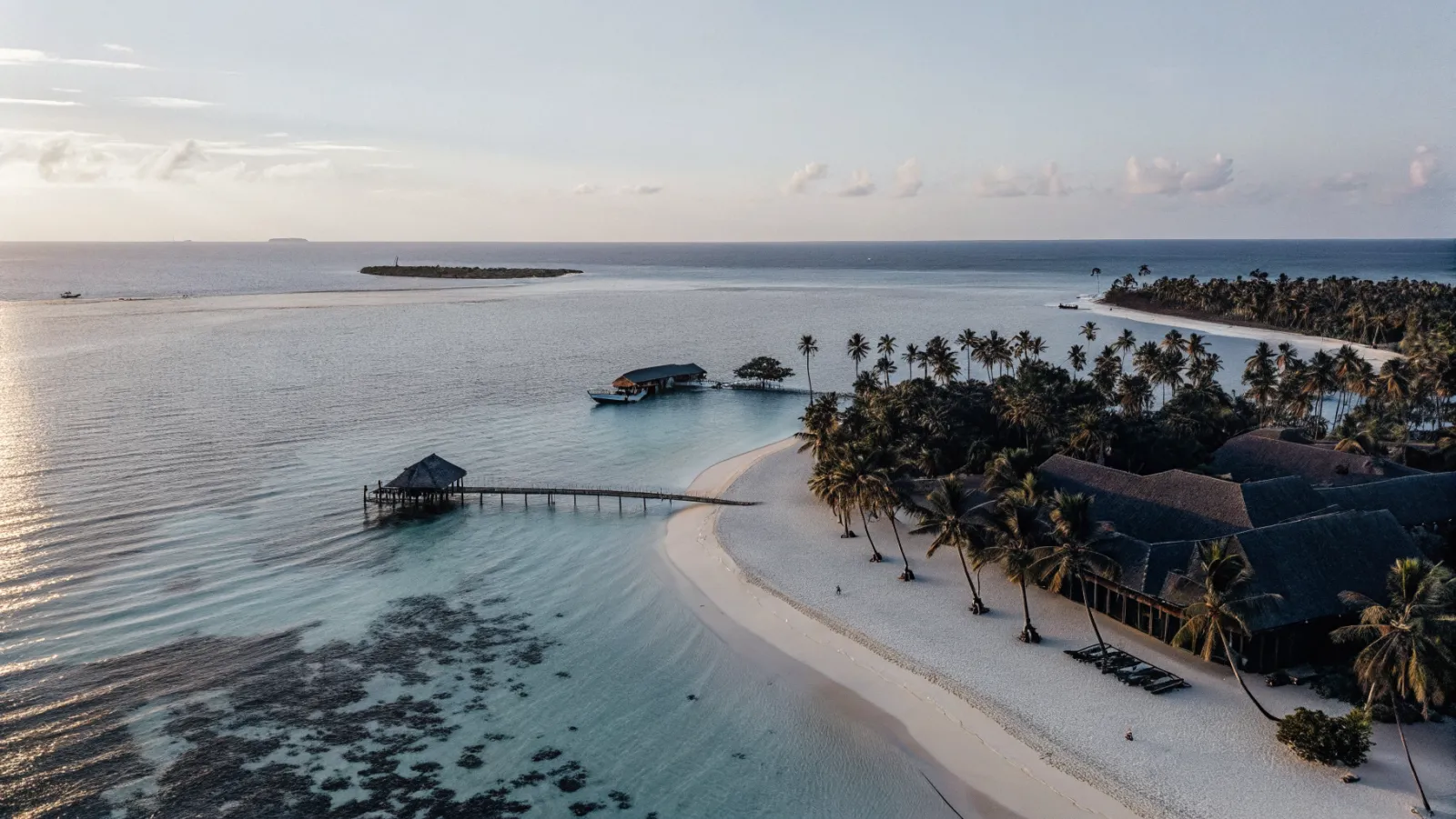 Tirkīzzila okeāna ūdens ar baltām smiltīm un palmām eksotiskā pludmalē Tirkīzzila okeāna ūdens ar baltām smiltīm un palmām eksotiskā pludmalē