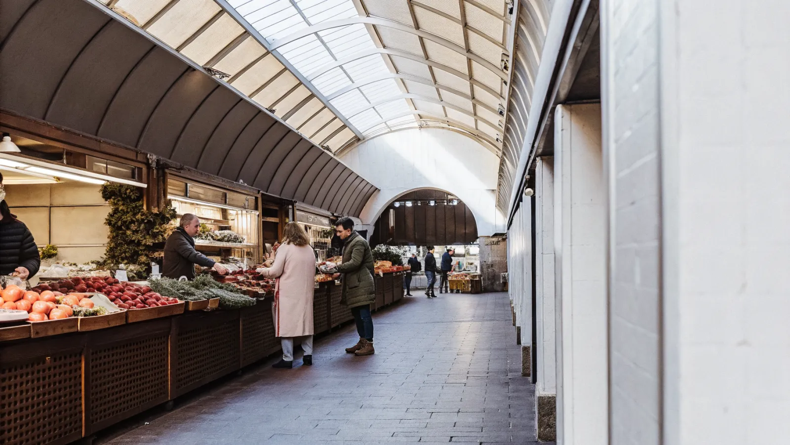 Krāsains Eiropas gastronomijas tirgus ar svaigiem produktiem un delikatesēm Krāsains Eiropas gastronomijas tirgus ar svaigiem produktiem un delikatesēm
