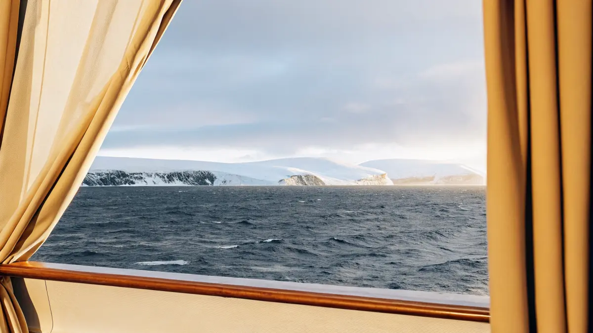 Fēru salu dramatiskā klints ainava ar kruīza kuģi fjordā Fēru salu dramatiskā klints ainava ar kruīza kuģi fjordā