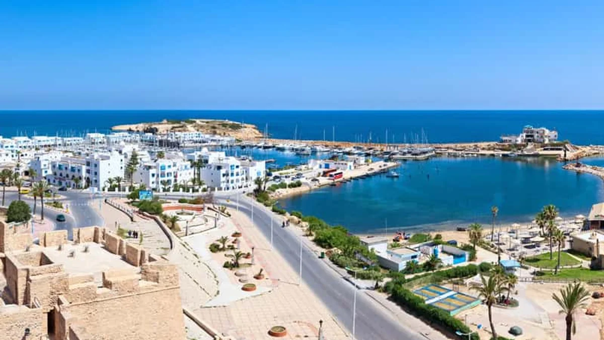 Tunisijas kūrorta viesnīcas baseins ar palmu dārzu un Vidusjūras skatu Tunisijas kūrorta viesnīcas baseins ar palmu dārzu un Vidusjūras skatu