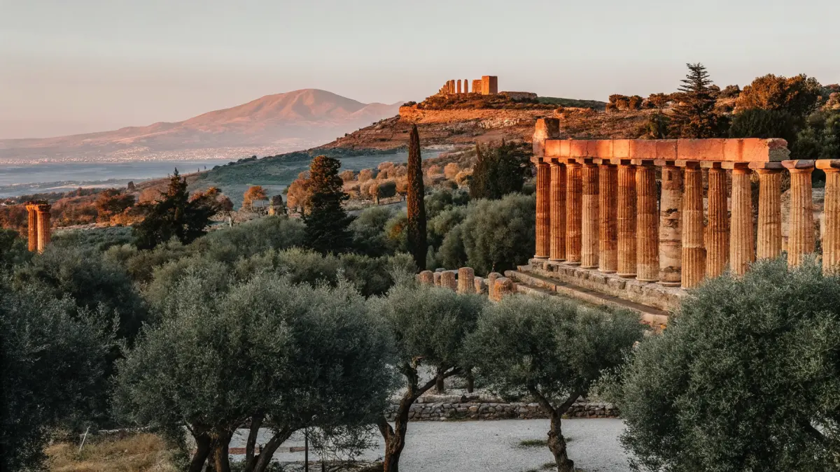 Taorminas antīkais teātris ar Etnas vulkānu skaros uz fona un zilo jūru apakšā Taorminas antīkais teātris ar Etnas vulkānu skaros uz fona un zilo jūru apakšā
