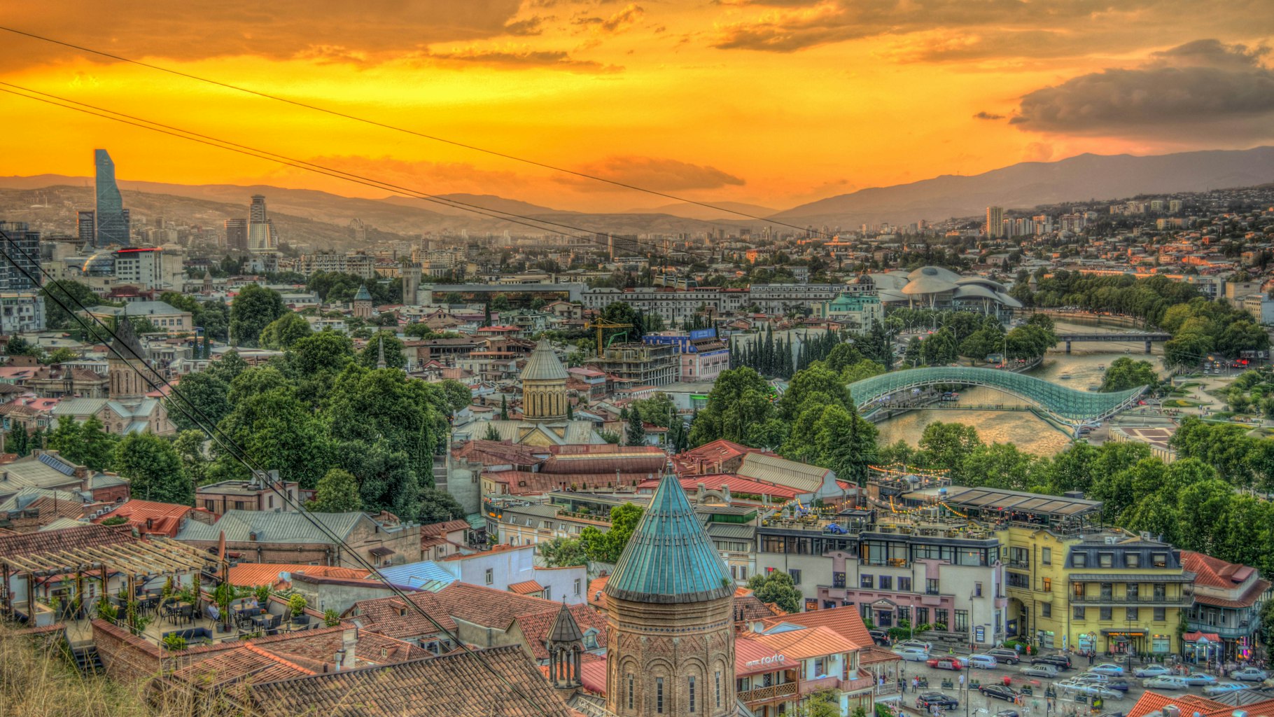 Batumi pludmale ar modernajām pilsētas ēkām fonā un Melno jūru priekšplānā Batumi pludmale ar modernajām pilsētas ēkām fonā un Melno jūru priekšplānā